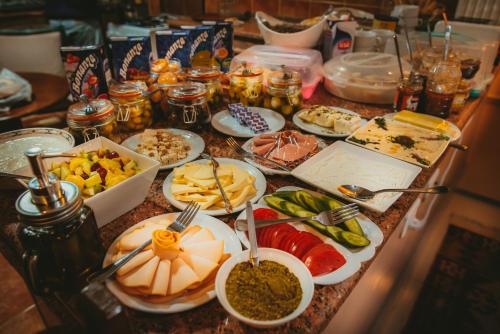 una mesa con muchos platos de comida. en Over Mountains Hotel, en Wadi Musa