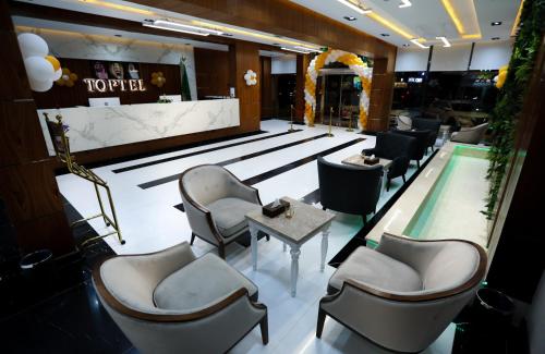 a lobby of a hotel with chairs and a bar at جراند سيزون للشقق المخدومة in Dammam