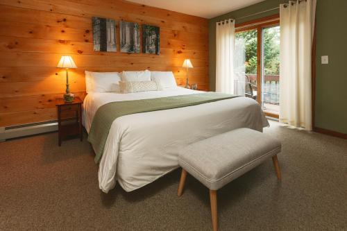 a bedroom with a large bed and a window at The Snowed Inn in Killington