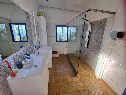 Koupelna v ubytování Tenerife apartment 100m2 CASA DE DON QUIJOTE with a terrace of 100m2 with a view of the ocean and Teide volcano and a garden of 600m2