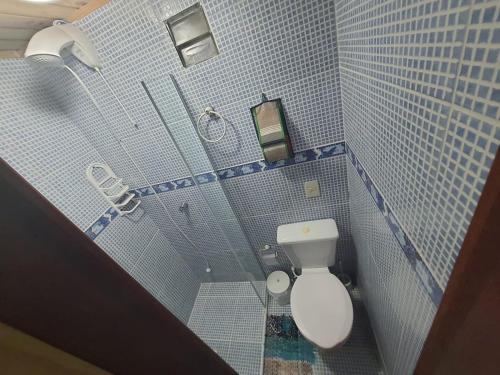 uma pequena casa de banho com WC numa cabina em Joaquina 433 - Pousada Floripa em Florianópolis