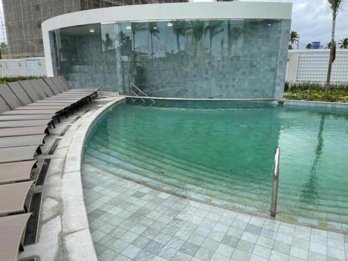 สระว่ายน้ำที่อยู่ใกล้ ๆ หรือใน Apartamento em Salinas - Exclusive Resort