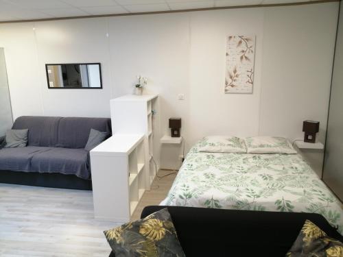 Postel nebo postele na pokoji v ubytování Appart'Hôtel Bugey
