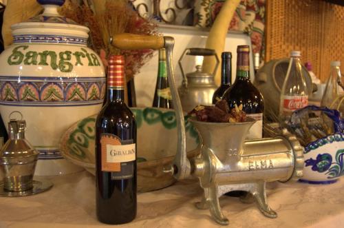 a bottle of wine sitting on top of a counter at Quéntar Hotel Rural in Quéntar