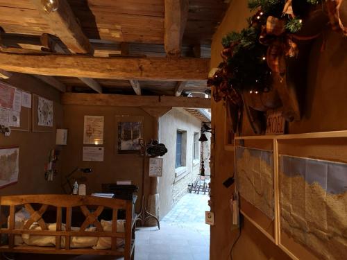 einen Flur in einem Haus mit Holzdecke in der Unterkunft L' Abilleiru Albergue Rural in Santibáñez de Valdeiglesias