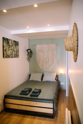 une petite chambre avec un lit dans une pièce dans l'établissement Appartement climatisé - Vert Nature - hyper-centre de Toulon, à Toulon