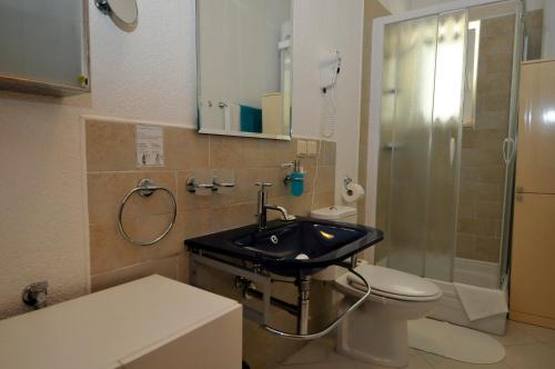 Ett badrum på Hotel Haus Am Meer Cavtat