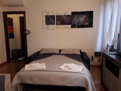 a bedroom with a bed with two towels on it at Home Scalzi 18 in Verona