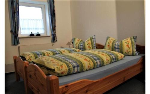 Bett mit Kissen darauf in einem Zimmer in der Unterkunft Ferienwohnungen Sonnenpfad in Schmallenberg