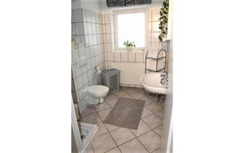 ein Badezimmer mit einem WC, einem Waschbecken und einer Badewanne in der Unterkunft Ferienwohnungen Sonnenpfad in Schmallenberg