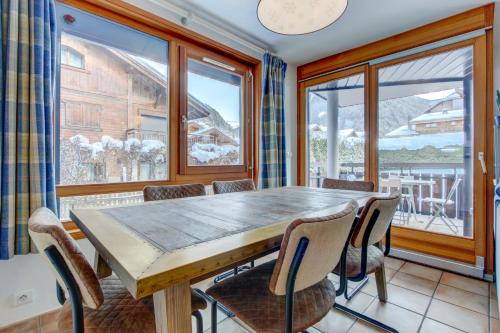 une salle à manger avec une table et des chaises dans l'établissement LA PLOCHE 1, à Morzine