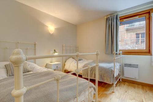 une chambre avec deux lits superposés et une fenêtre dans l'établissement LA PLOCHE 1, à Morzine