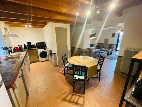 une cuisine et une salle à manger avec une table et des chaises dans l'établissement Maison au calme pour 5 personnes, à La Chapelle-de-Brain