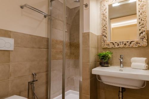a bathroom with a shower and a sink and a mirror at Il giardino di Pantaneto Residenza D'Epoca in Siena