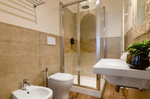 a bathroom with a toilet and a sink and a shower at Il giardino di Pantaneto Residenza D'Epoca in Siena