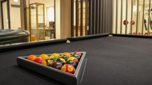 una bandeja de bolas de billar en una mesa de billar en Viseu Guest Inn, en Viseu
