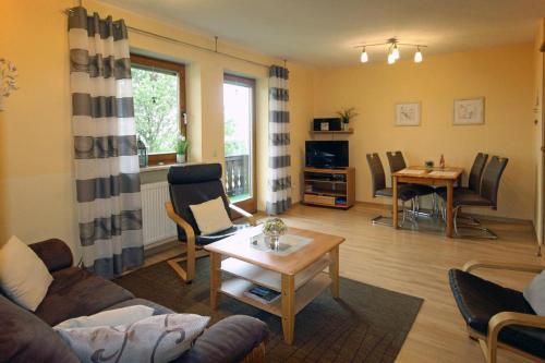 博登邁斯的住宿－FW Zum Königshang，客厅配有沙发和桌子