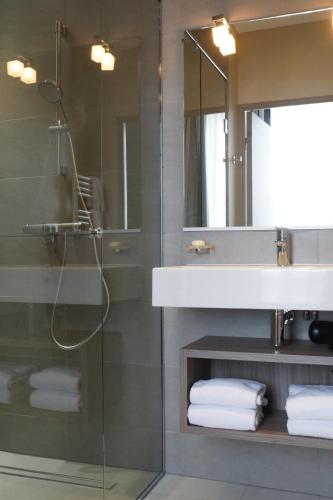 une salle de bain avec un lavabo et une douche dans l'établissement Villa des Thermes, à Saint-Malo