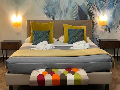 - une chambre avec un lit et des serviettes dans l'établissement Le Sciantose Relais, à Naples