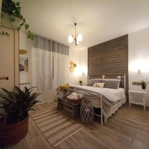 A bed or beds in a room at Casa Fiorita 22 Porto Ceresio