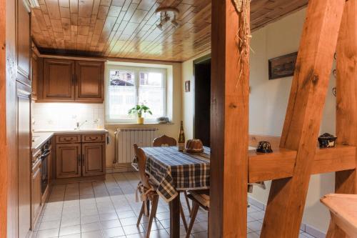 une cuisine avec une table et une salle à manger dans l'établissement Gîte La Glycine, à Cosswiller