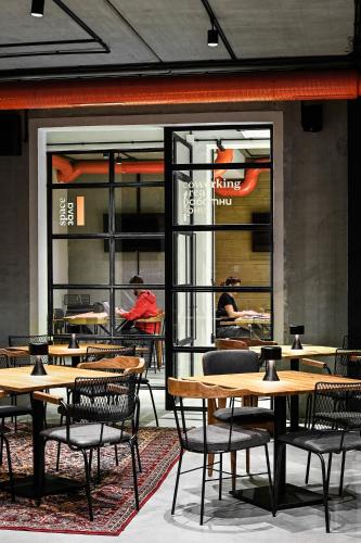 a group of tables and chairs in a restaurant at Hotel COTA1110 in Beli Iskar