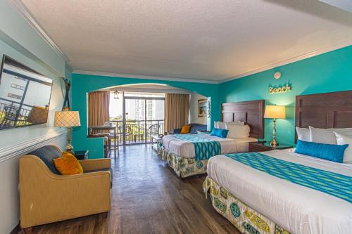 Habitación de hotel con 2 camas y balcón en Oversized Ocean View Queen Suite with Beautiful Fireplace and Accents - Sleeps 4 Guests!, en Myrtle Beach