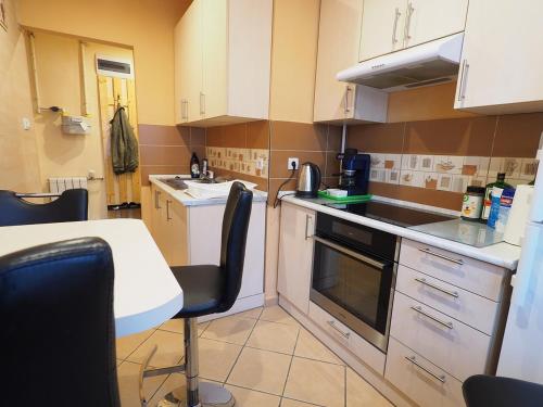 Η κουζίνα ή μικρή κουζίνα στο Pajger Apartman