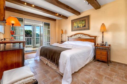 Кровать или кровати в номере Castillo Fuengirola