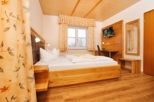 Posteľ alebo postele v izbe v ubytovaní Hotel zum Hirschen