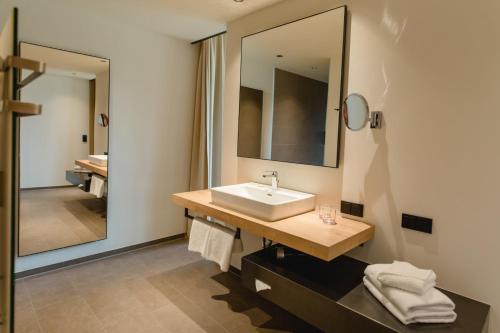 a bathroom with a sink and a mirror at Ratscher Landhaus in Ratsch an der Weinstraße