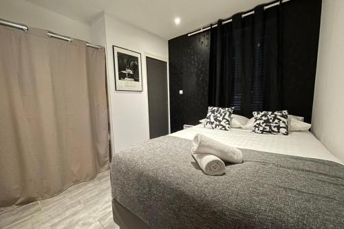 - une chambre avec un lit doté d'un chapeau dans l'établissement Urban Chic By Anders - TerrasseWifiNetflixClim, à Marseille