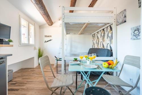 a small dining room with a blue table and chairs at NatureHomeSpacieux-CentreVilleClimWifiNetflix in Marseille