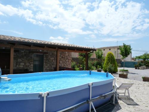 una gran piscina en el patio trasero de una casa en Lera de cal roger, en Verdú