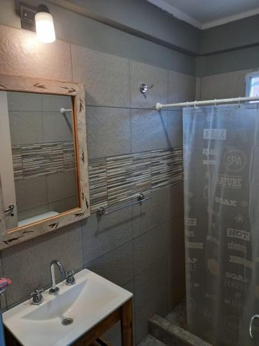 a bathroom with a sink and a shower with a mirror at Complejo Solar Del Iguazu 2 in Puerto Iguazú