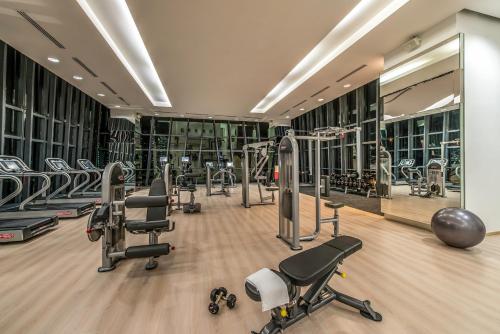 un gimnasio con varias cintas de correr y máquinas cardiovasculares en Ascott Sentral Kuala Lumpur en Kuala Lumpur