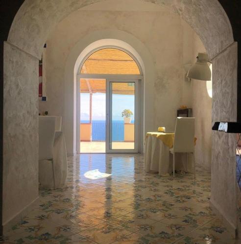 ein Zimmer mit Tisch und Blick auf das Meer in der Unterkunft Tenuta La Picola in Furore