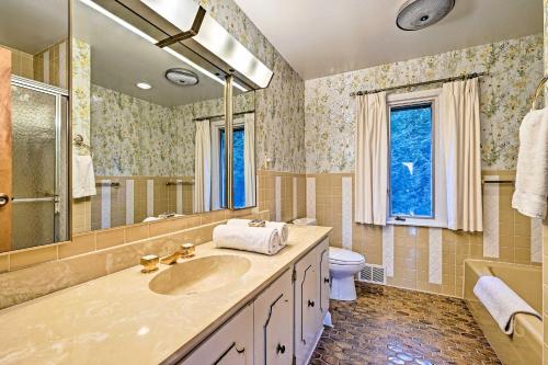 Ένα μπάνιο στο Family Winter Retreat with Hot Tub 14 Mi to Slopes!