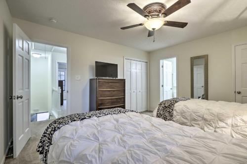 Ένα ή περισσότερα κρεβάτια σε δωμάτιο στο Modern Townhome with Deck and Golf Course Views!