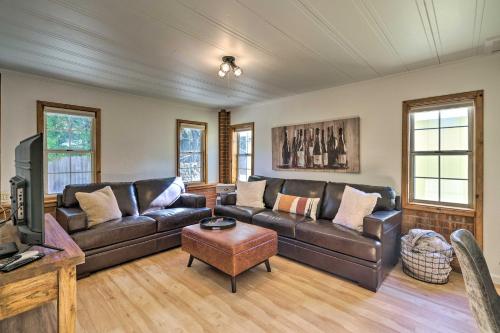 Ruang duduk di Wine Country Escape with Hot Tub in River Pines!