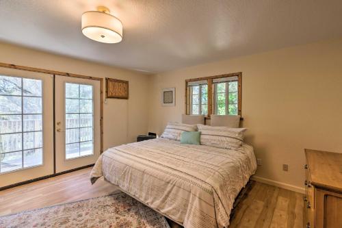 Un pat sau paturi într-o cameră la River Pines Wine Country Escape with Hot Tub!