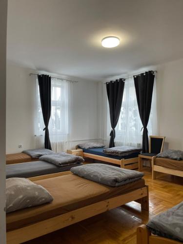 Ліжко або ліжка в номері Apartament 1 dla 6 osób