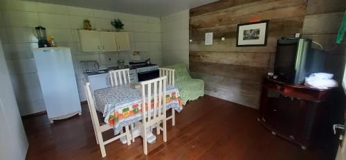 - une cuisine avec 2 lits bébé et une cuisinière dans une chambre dans l'établissement Casas de Férias Laguna, à Laguna