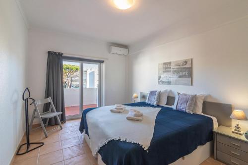 En eller flere senge i et værelse på Vilamoura Cosy 2 with Pool by Homing