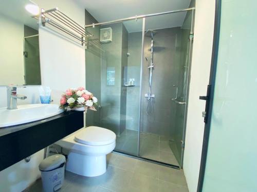 ein Bad mit einer Dusche, einem WC und einem Waschbecken in der Unterkunft May - STREET VIEW 02-4 sđt 09756-59323 in Hanoi