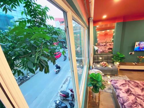 ein Zimmer mit einem Fenster mit einer Person, die auf einem Roller fährt in der Unterkunft May - STREET VIEW 02-4 sđt 09756-59323 in Hanoi
