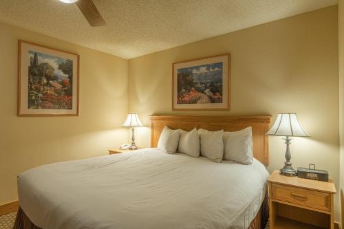 Кровать или кровати в номере Grand Lodge Condo in the Heart of Mt Crested Butte condo