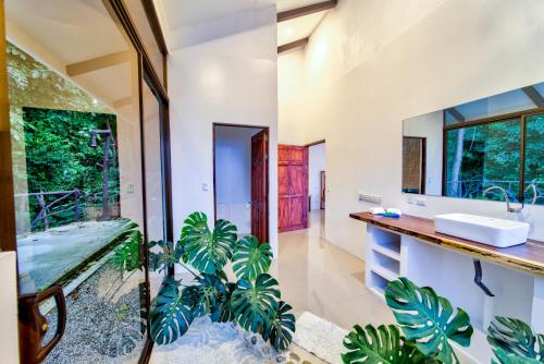 Et badeværelse på Akua Suites Ocean View