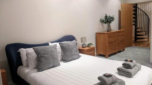 una camera da letto con un letto e asciugamani di #Huge Master Suite #Self check in #Very central!!! a York