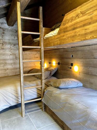 - 2 lits superposés dans un dortoir avec une échelle dans l'établissement Chalet de la Marmotte à Valloire, à Valloire